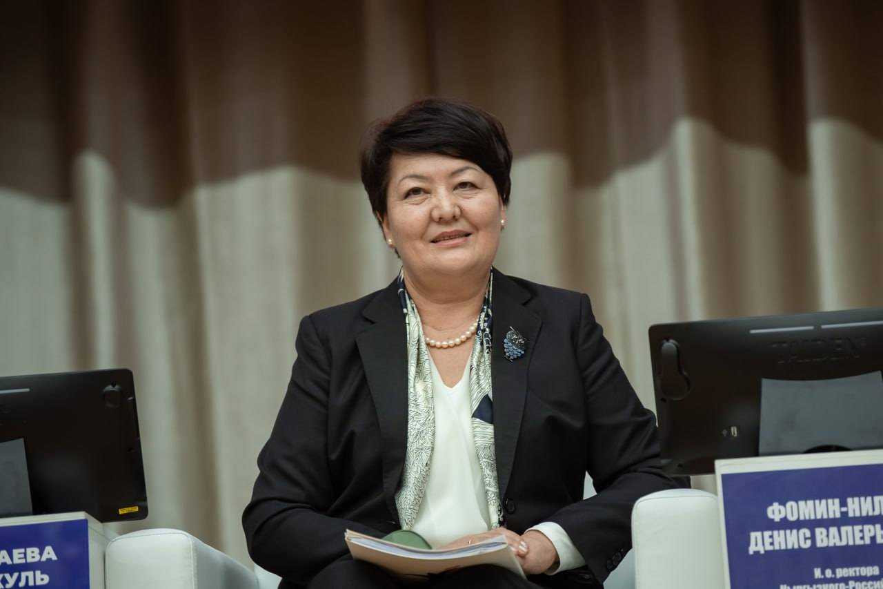 Министр образования Кыргызстана поздравила КРСУ с 30-летием