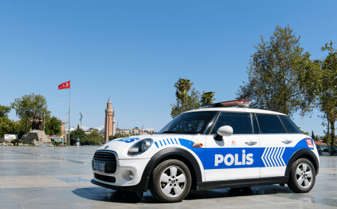 Один из двух террористов подорвал себя возле ворот здания МВД в столице Турции