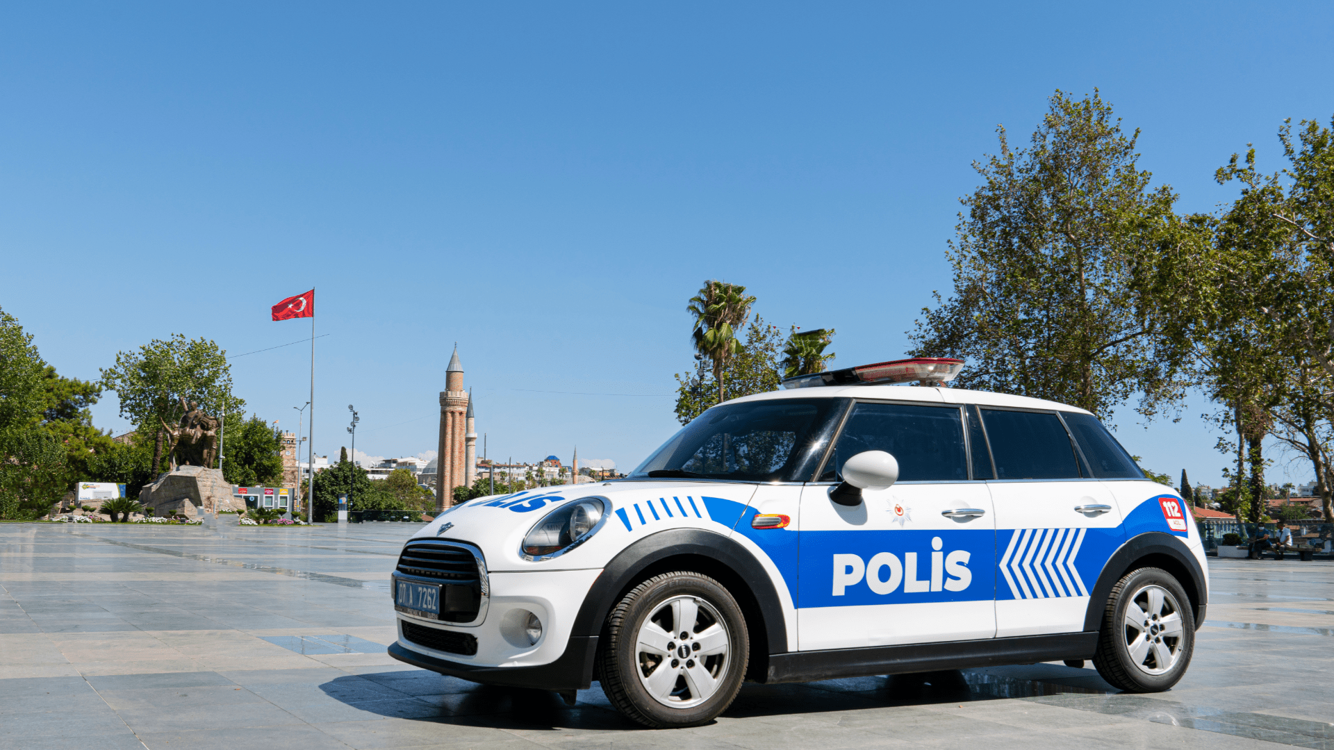 Один из двух террористов подорвал себя возле ворот здания МВД в столице Турции