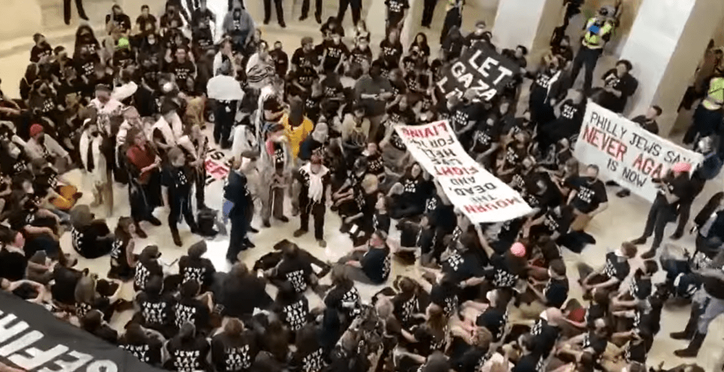 Полиции Капитолия в среду пришлось освобождать здание Кэннона от протестующих