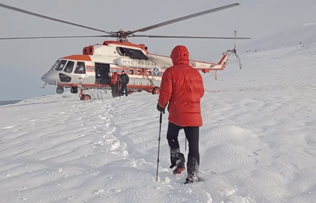 Двоих мужчин Ми-8 МЧС доставил в Мурманск после неудачного похода по Заполярью
