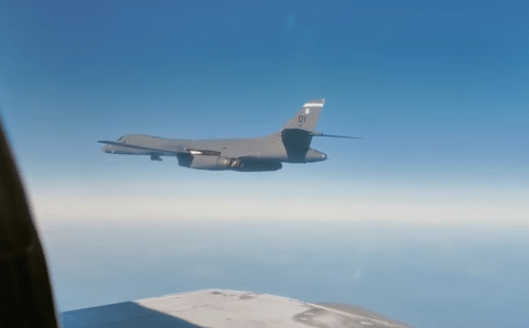 Истребитель Су-27 не подпустил к границе два стратегических бомбардировщика США