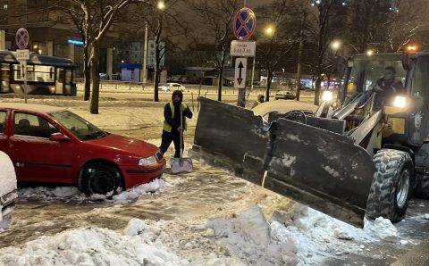 Разгребать сугробы в Петербурге мешают «нерадивые» автомобилисты