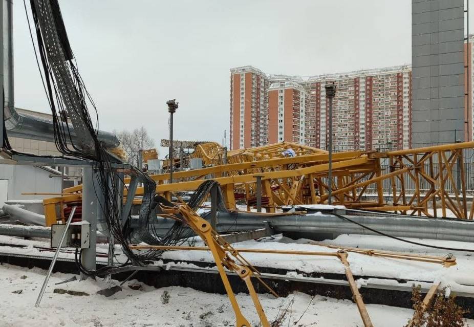 Строительный кран завалился на бок в Красногорске, крановщик выжил