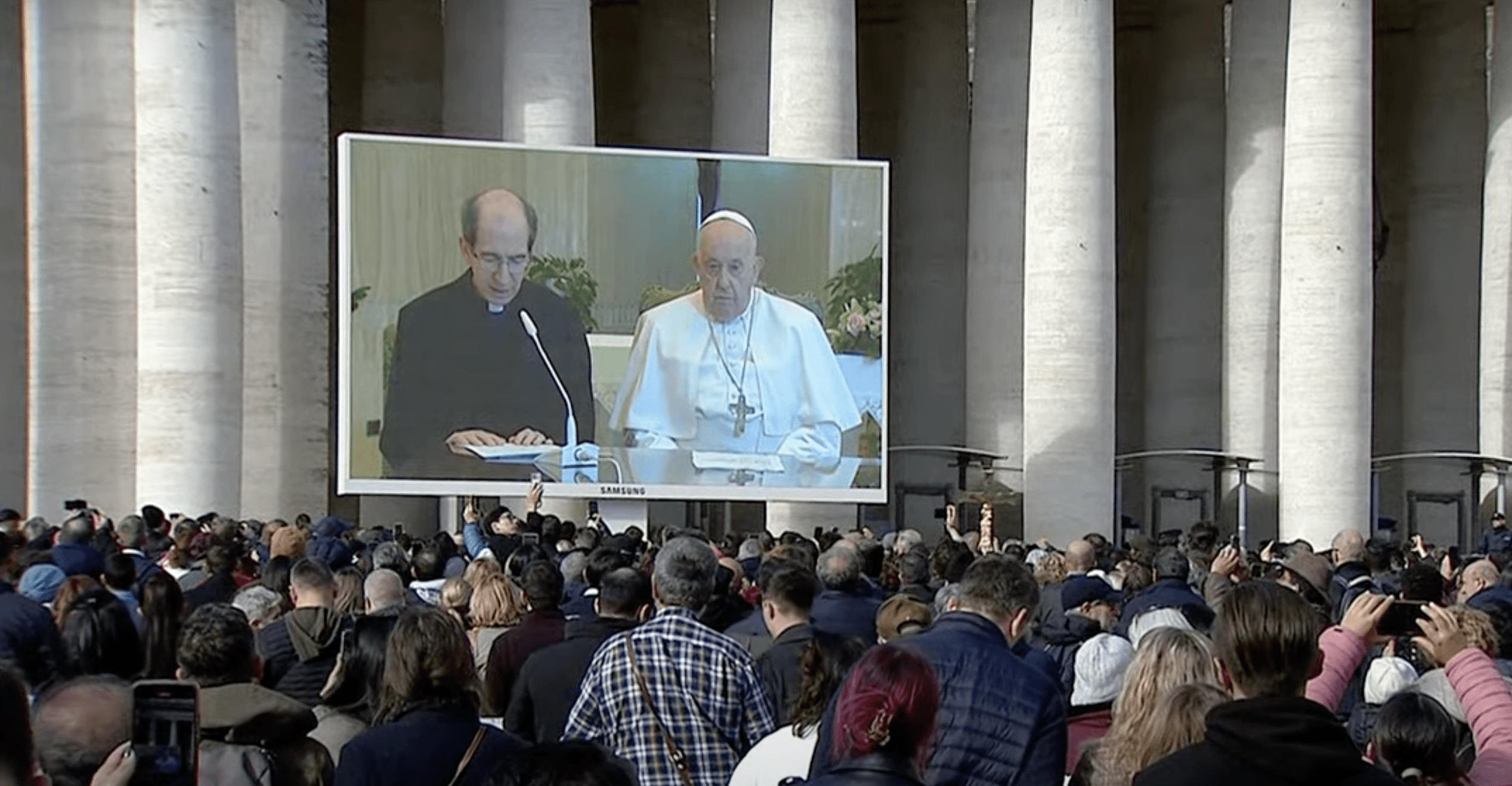 Болеющий воспалением лёгких папа Римский связался с прихожанами по видео