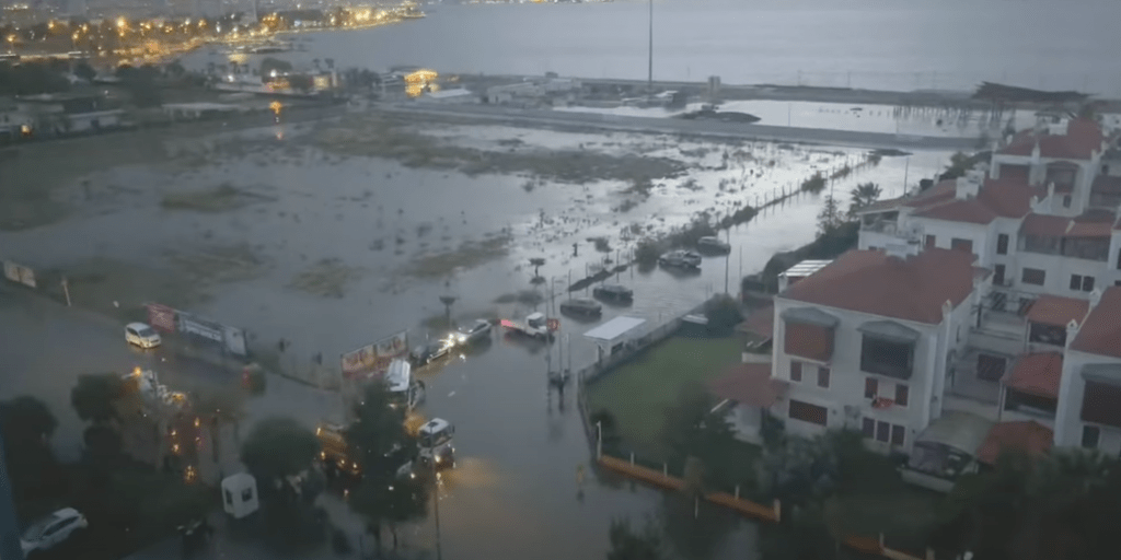 Вышедшее из берегов море затопило несколько районов турецкой Антальи