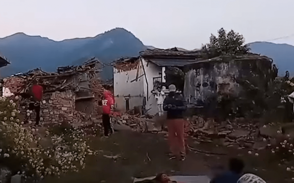 Землетрясение магнитудой 5,6 на границе Индии и Непала унесло жизни 128 человек