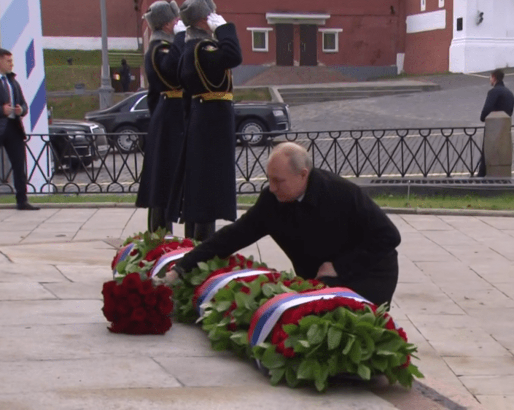 В День народного единства Путин возложил розы к памятнику Минину и Пожарскому