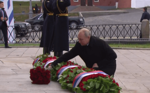 В День народного единства Путин возложил розы к памятнику Минину и Пожарскому