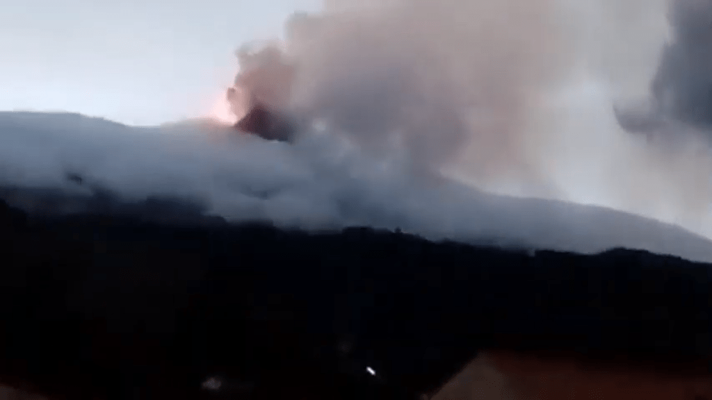 Итальянцам утром открылось зрелище извергающегося вулкана Этна