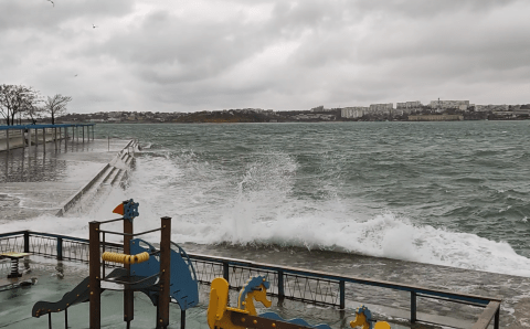 МЧС предупредило крымчан о сильном дожде и ветре до 33 м/с с 25 по 27 ноября