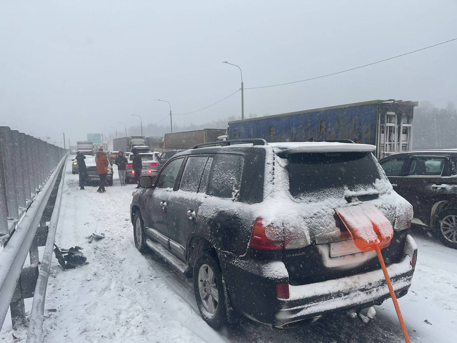Двадцать машин столкнулись в ДТП на трассе в Подмосковье