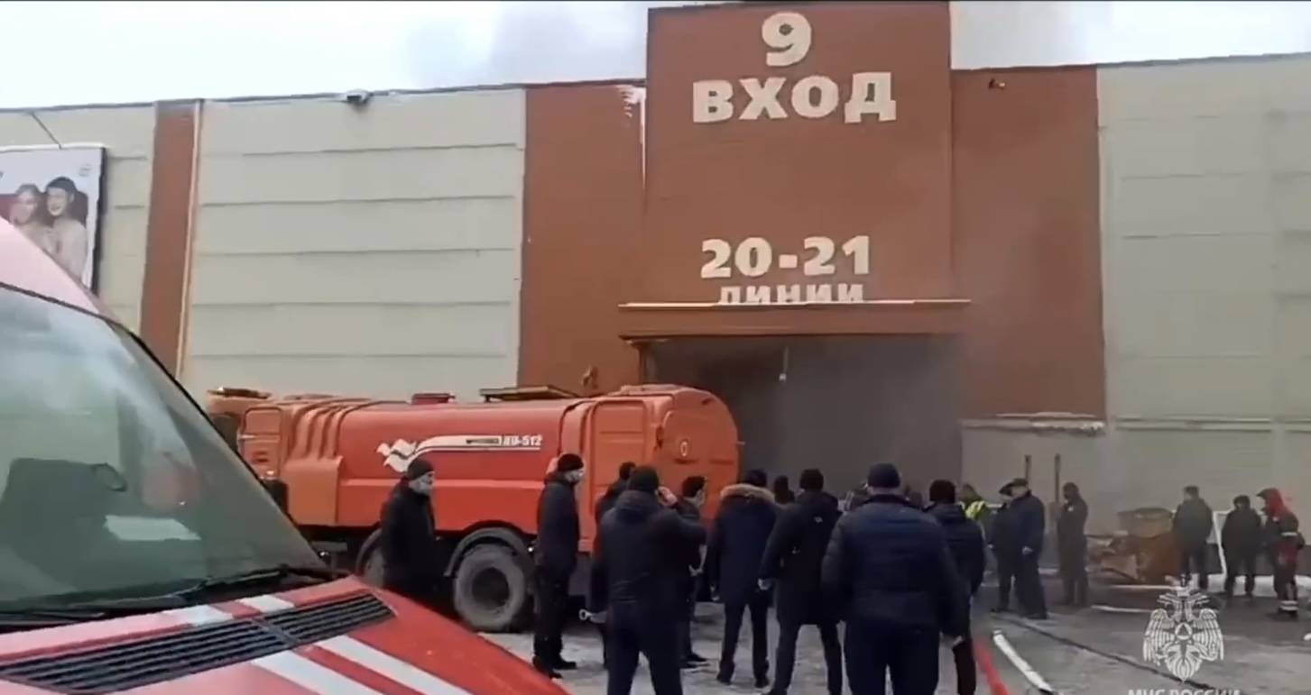 Спасатели эвакуировали 350 человек из-за пожара на рынке «Садовод» в Москве
