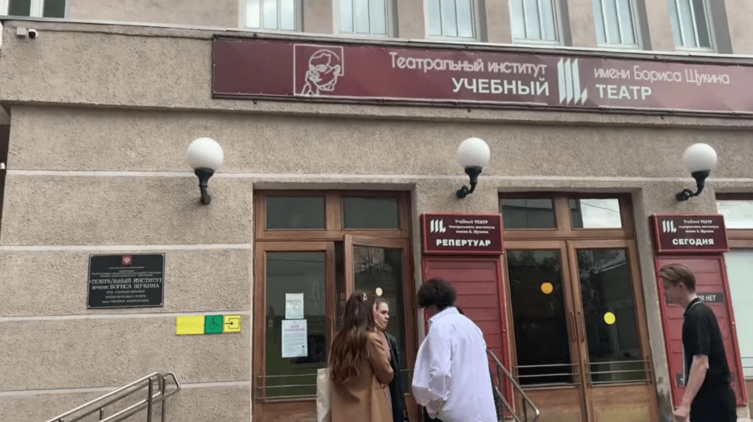 Абитуриентам из КР озвучили особенности приема в театральный институт Москвы