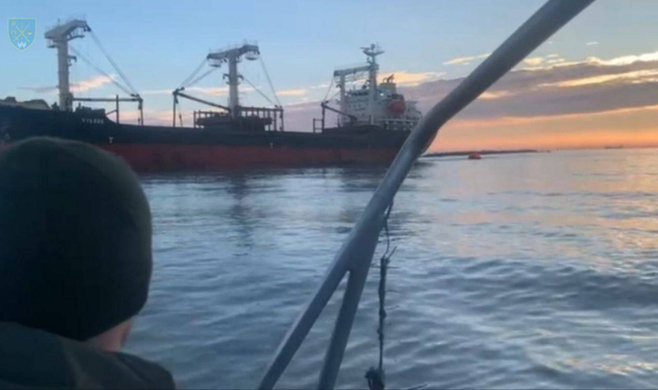 Двое моряков пострадали при подрыве сухогруза под флагом Панамы в Чёрном море