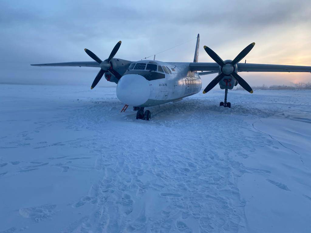 Пассажирский Ан-24 в Якутии промахнулся мимо ВПП при посадке