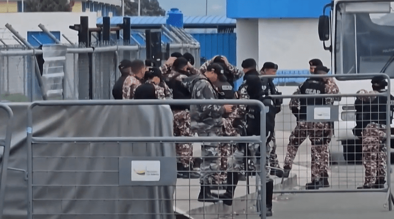 Среди пострадавших в Эквадоре — сотрудники полиции и школьник