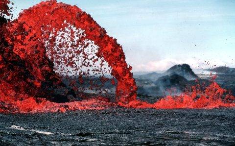 Раскаленная лава из вулкана в Исландии вплотную подошла к одному из городов