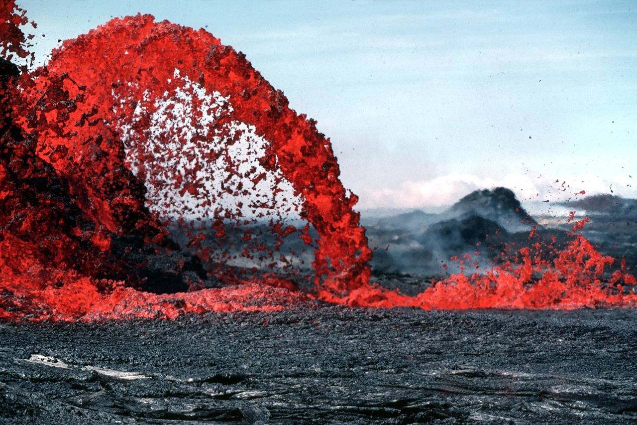 Раскаленная лава из вулкана в Исландии вплотную подошла к одному из городов