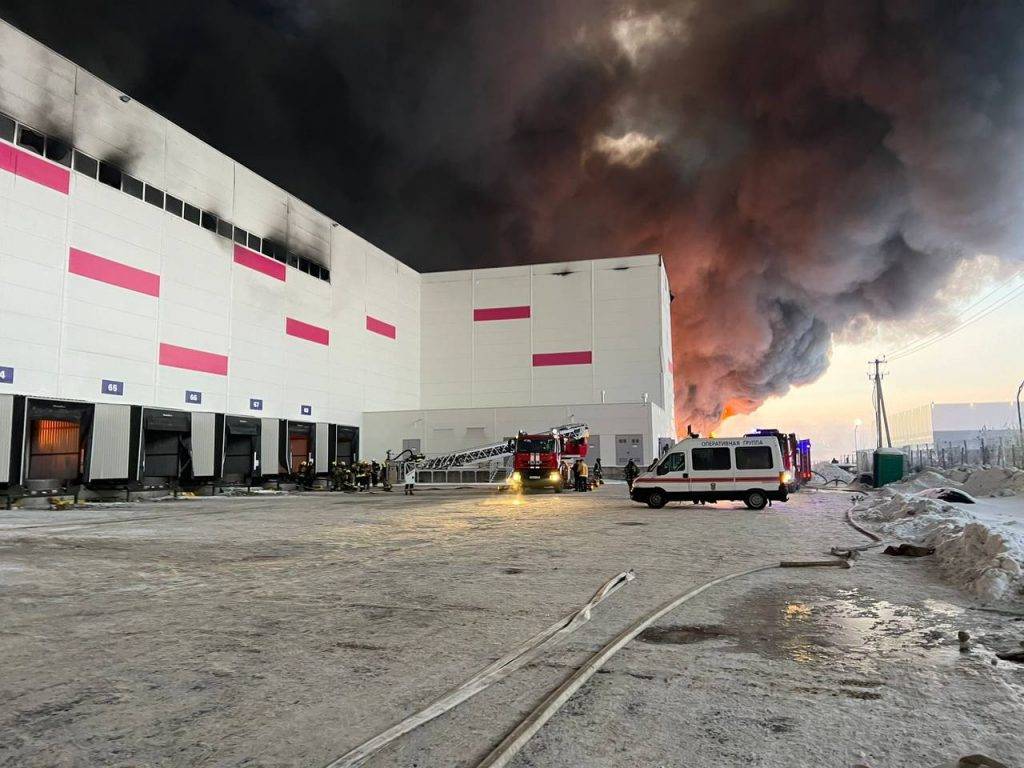 Крупный пожар на складе Wildberries в Петербурге не могут потушить несколько часов