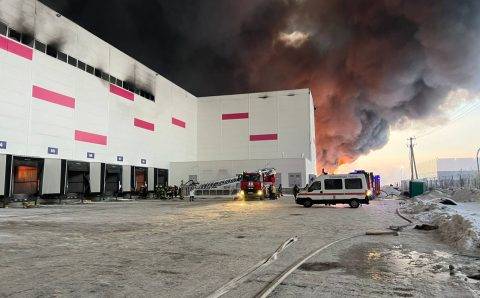 Крупный пожар на складе Wildberries в Петербурге не могут потушить несколько часов