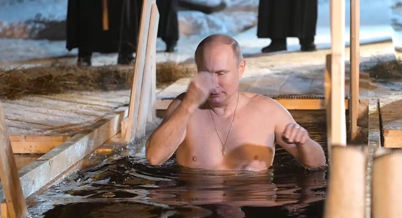 Путин поддержал традицию Крещения и окунулся в прорубь
