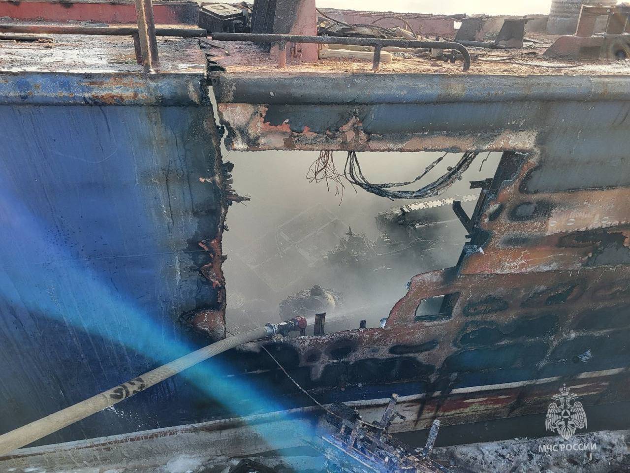 Загоревшуюся в сахалинском порту баржу оперативно потушили