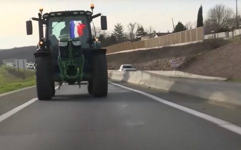 Протестующие французские фермеры ворвались на выставку перед визитом президента