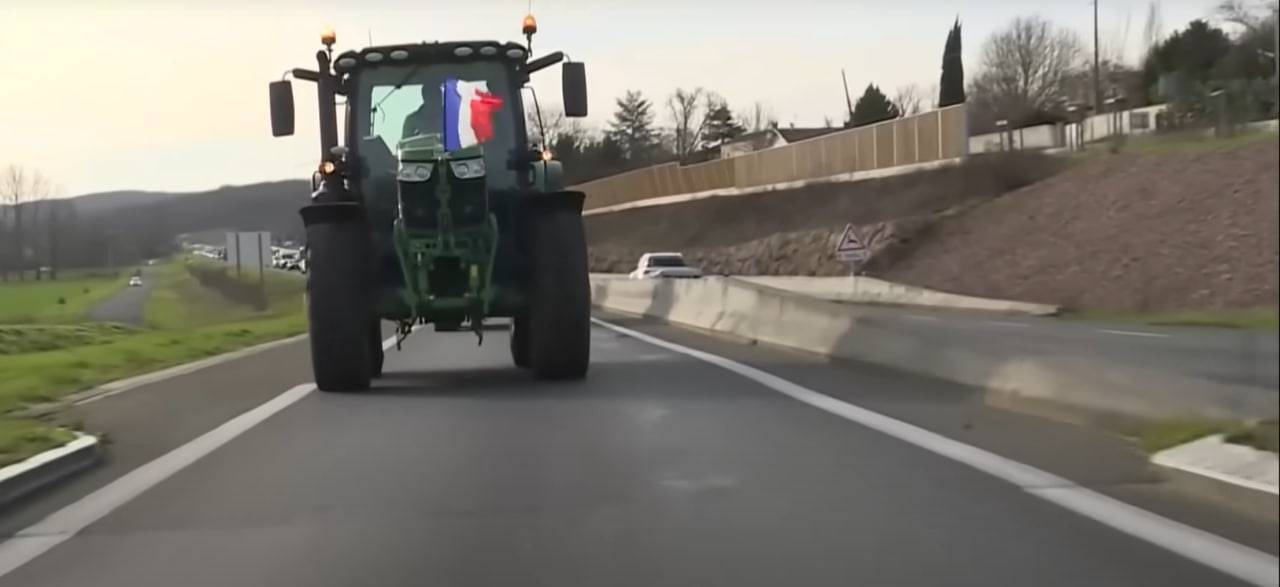 Протестующие французские фермеры ворвались на выставку перед визитом президента