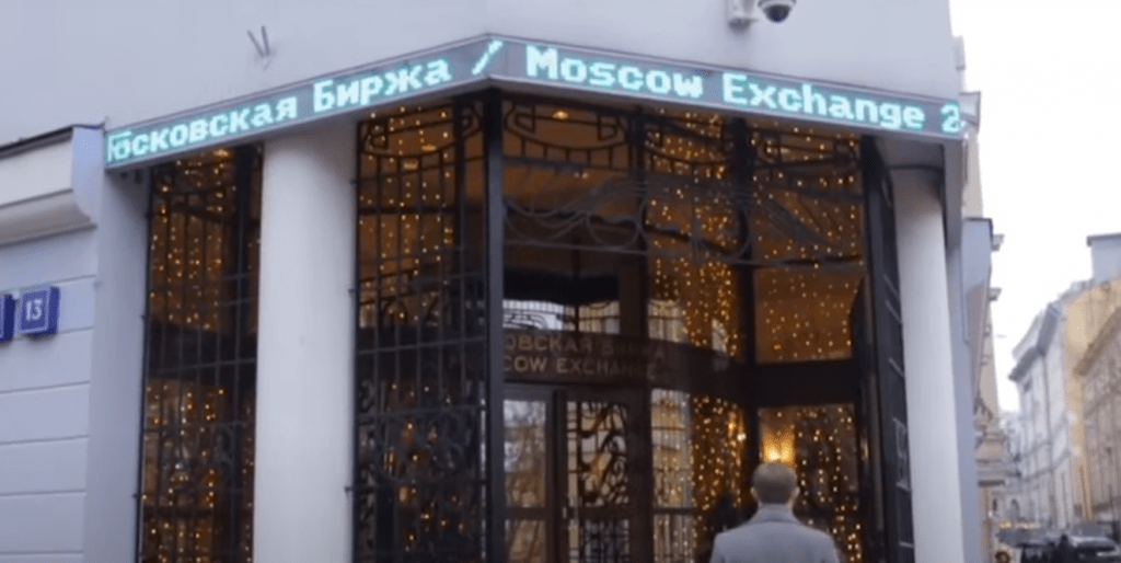 Мосбиржа второй день подряд приостанавливает торги