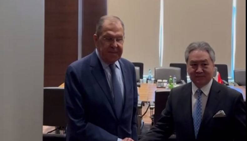 Глава МИД РФ Лавров провел переговоры с представителем Кыргызстана
