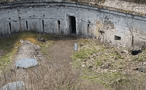 Полиция задержала вандалов, разрисовавших памятник во Владивостокской крепости