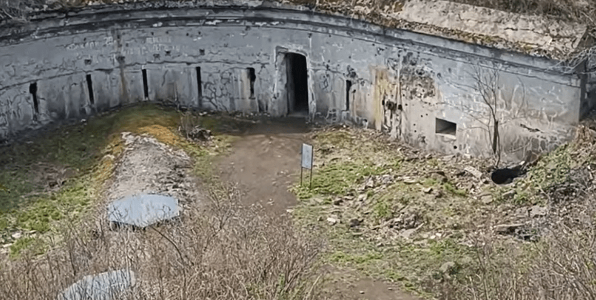 Полиция задержала вандалов, разрисовавших памятник во Владивостокской крепости