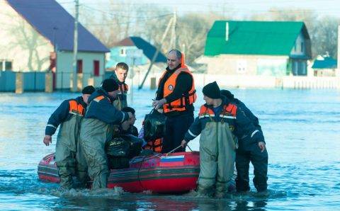 В подтопленной паводком Оренбургской области ввели режим ЧС