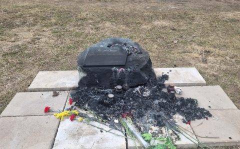 Вандалы сожгли мемориал в память о погибших при нападении на «Крокус Сити Холл»