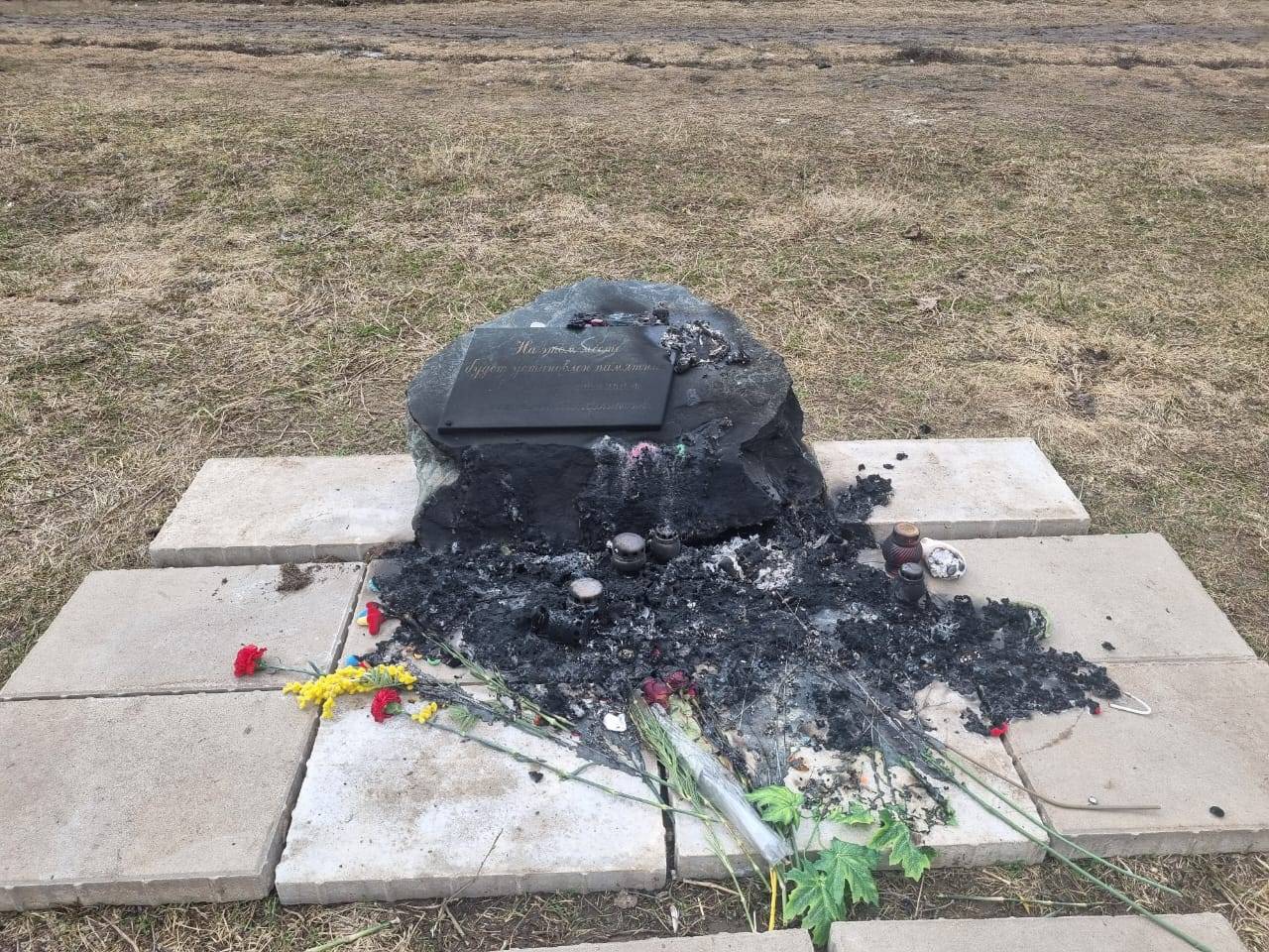Вандалы сожгли мемориал в память о погибших при нападении на «Крокус Сити Холл»