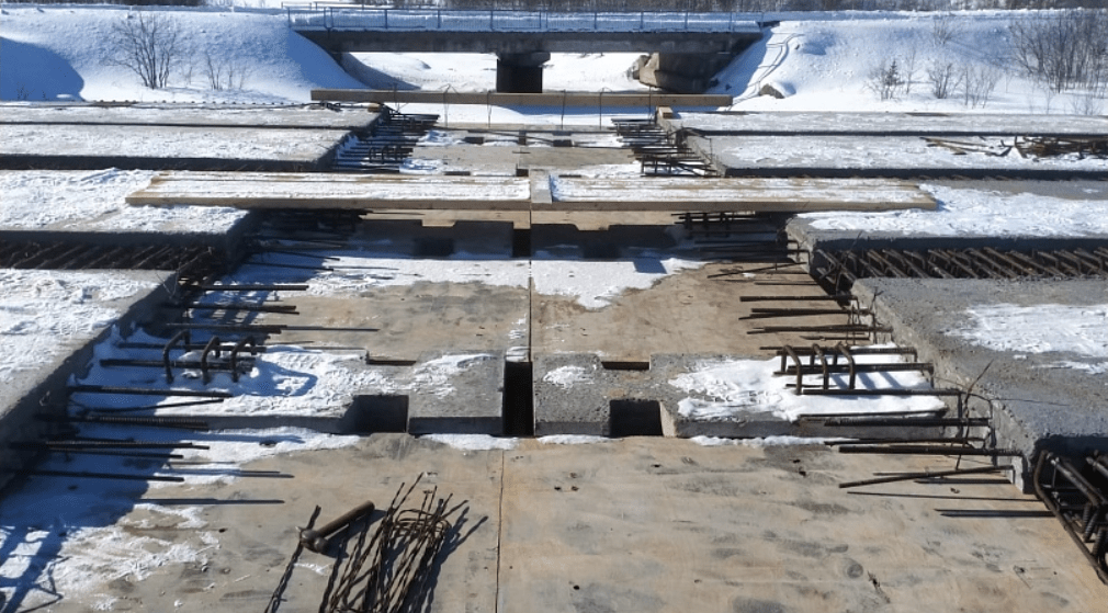 Мурманские рабочие возобновили ремонт моста через Большую Печенгу