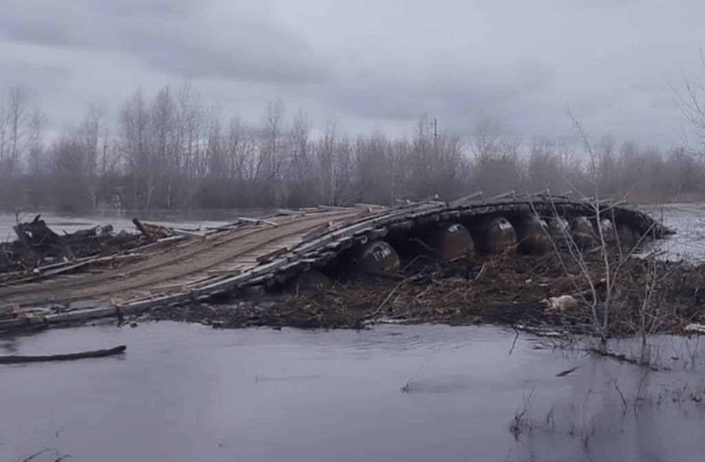 В Курганской области пытаются вытащить смытые мосты, чтобы не допустить затор