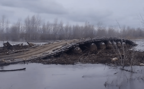 В Курганской области пытаются вытащить смытые мосты, чтобы не допустить затор