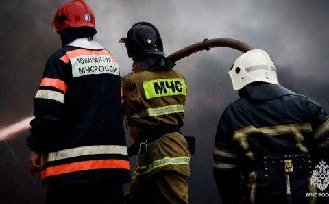 Пожар на нефтебазе в Луганске после обстрела ВСУ удалось потушить