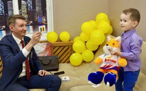 3-летний житель Магнитогорска попал в Книгу рекордов России, назвав 196 флагов за 16 минут