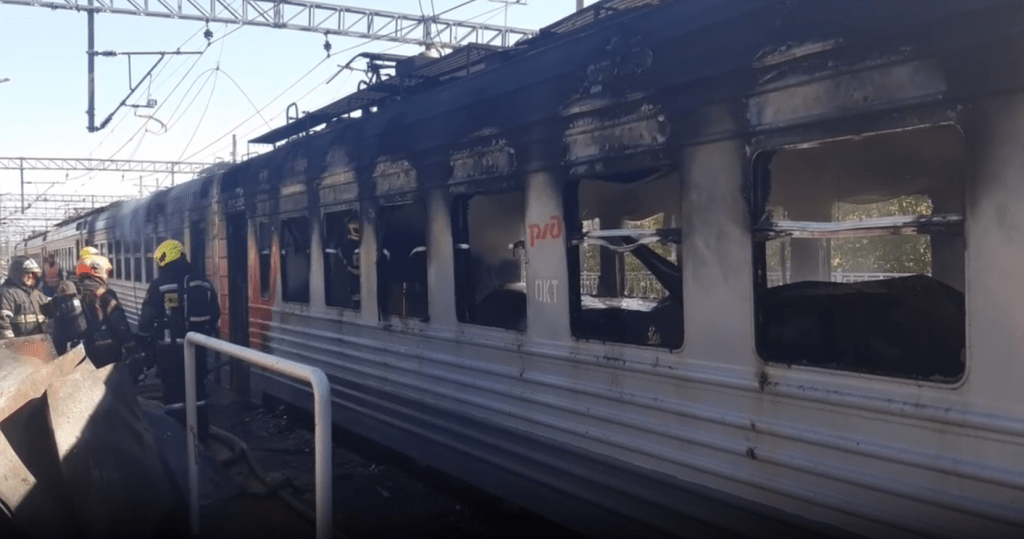 МЧС показало фото загоревшейся в Подмосковье электрички