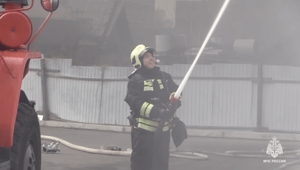 МЧС потушили вспыхнувшую крышу строящегося на северо-востоке Москвы ЖК «Руставели»