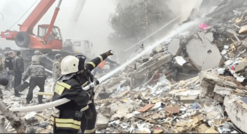 МЧС продолжает извлекать пострадавших из-под завалов многоэтажного дома в Белгороде