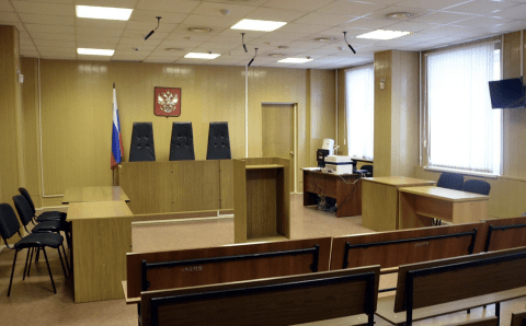 Суд оштрафовал москвича за окрашенные волосы в цвета флага Украины