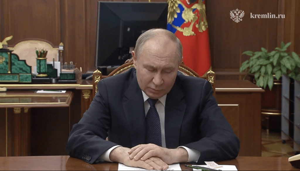 Путин разрешил подросткам работать в выходные во время летних каникул