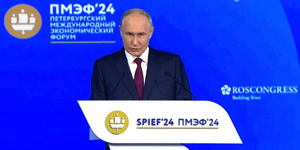 Путин попросил возобновить индексацию пенсий работающим пенсионерам