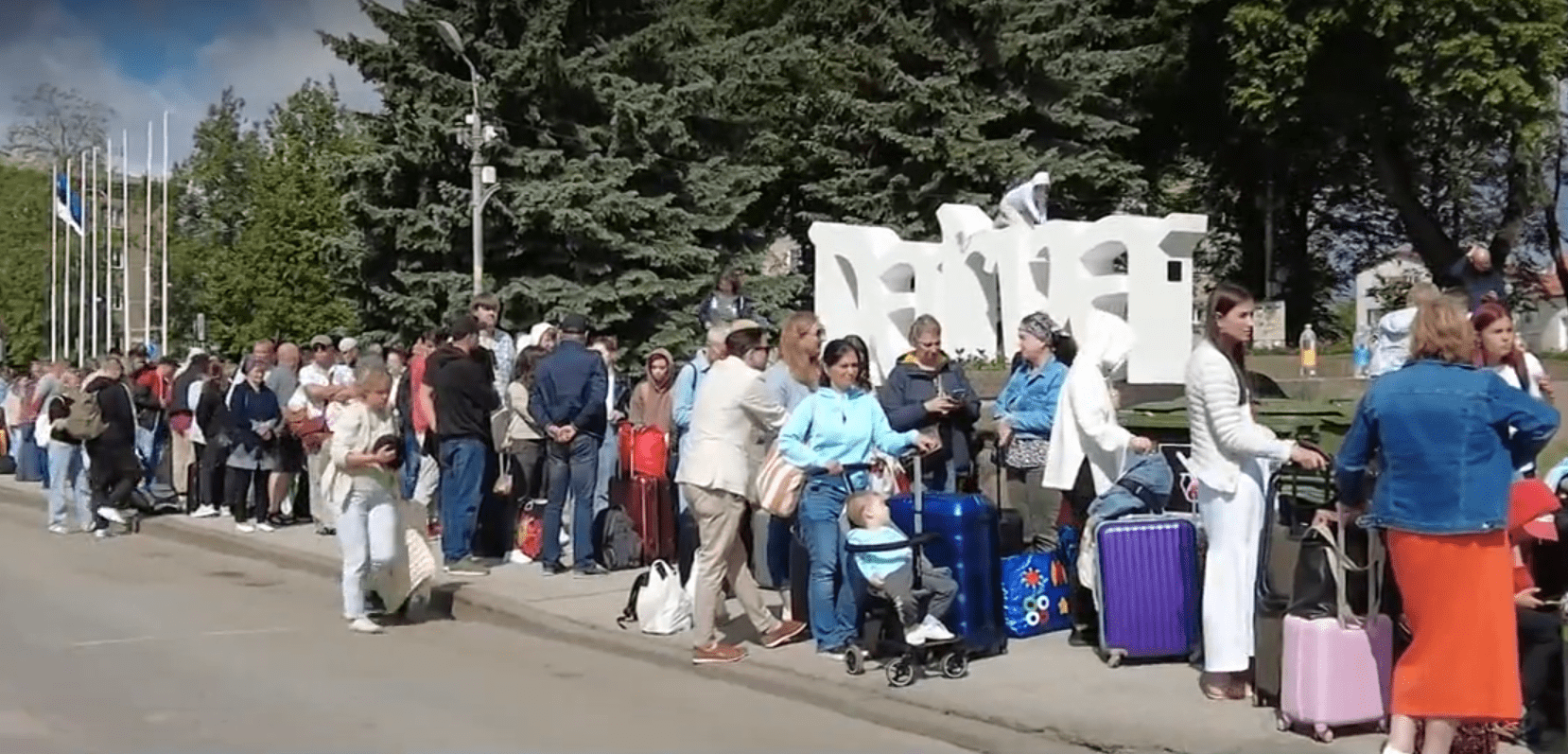 Власти Нарвы пытаются устранить очереди на российско-эстонской границе