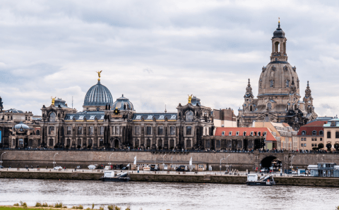 В Дрездене в кабинке для голосования избили 70-летнего депутата саксонского парламента
