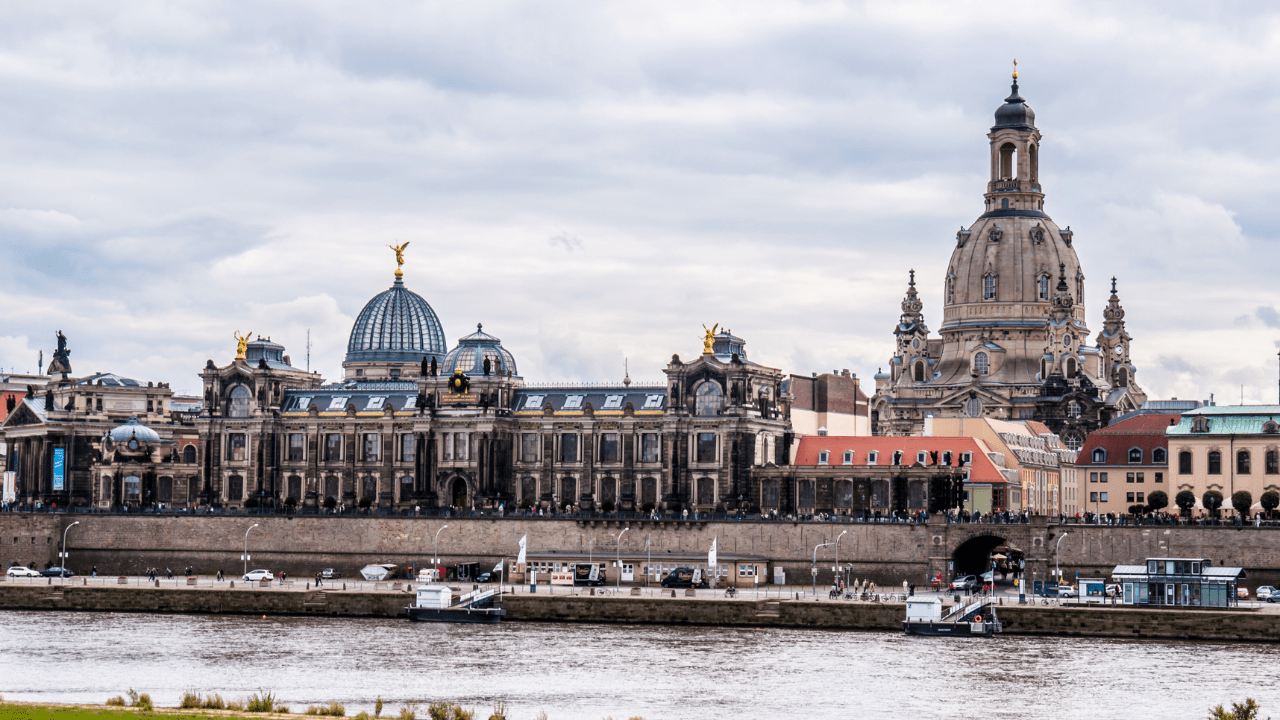 В Дрездене в кабинке для голосования избили 70-летнего депутата саксонского парламента